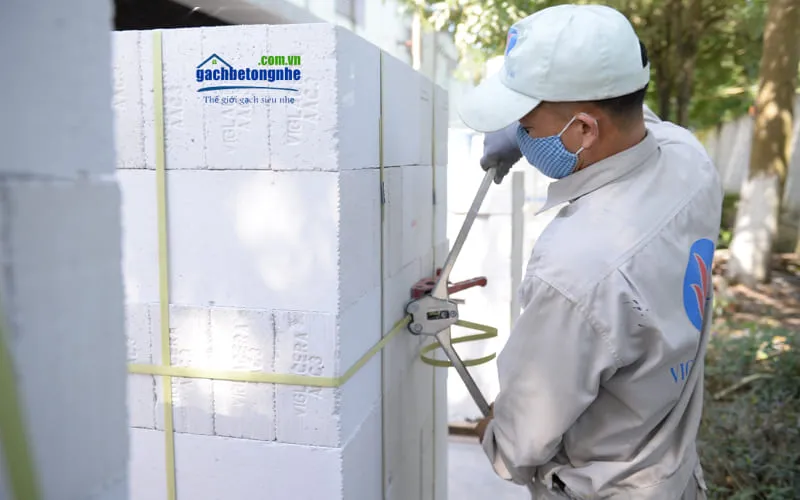 Kiểm tra và đóng kiện gạch AAC Viglacera tại nhà máy