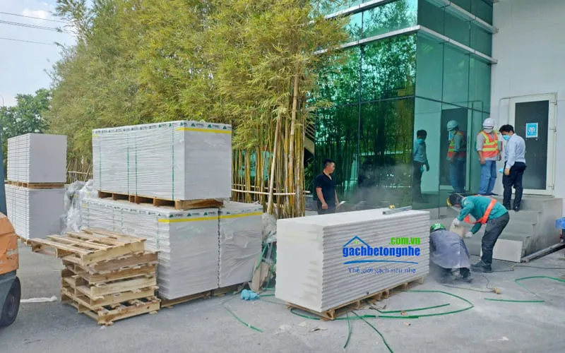 Vận chuyển và tập kết tấm panel ALC tại công trình