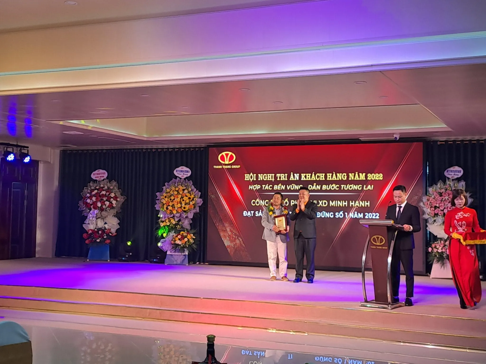 Đại diện các doanh nghiệp nhận giải thưởng cho những nỗ lực thúc đẩy tiêu thụ xi măng Thành Thắng