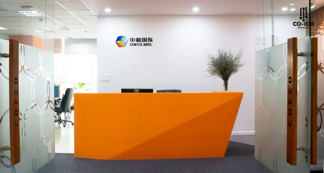 Sảnh lễ tân cân bằng giữa ánh sáng tự nhiên và nhân tạo