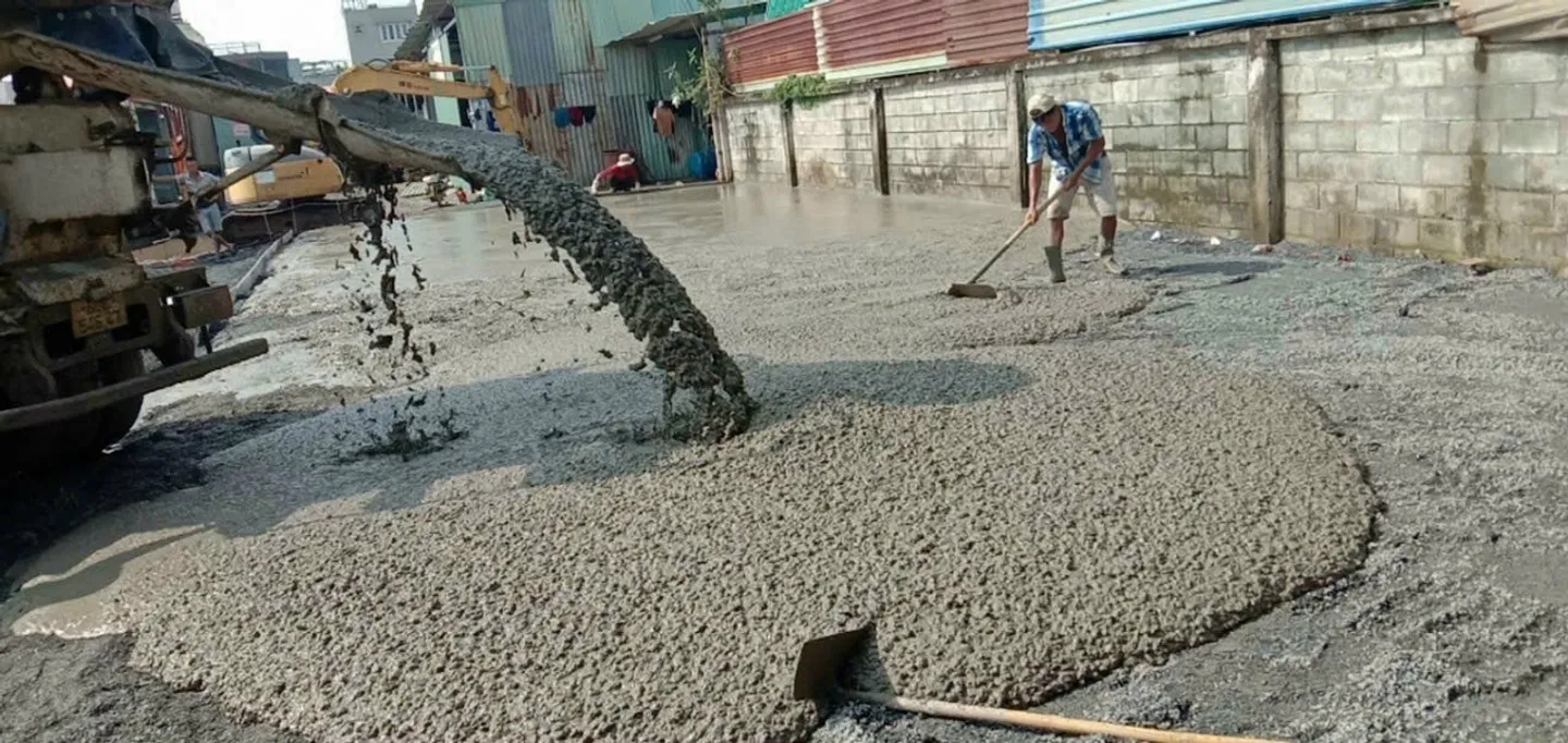 Xe bồn trộn bê tông đang đổ bê tông tại công trình