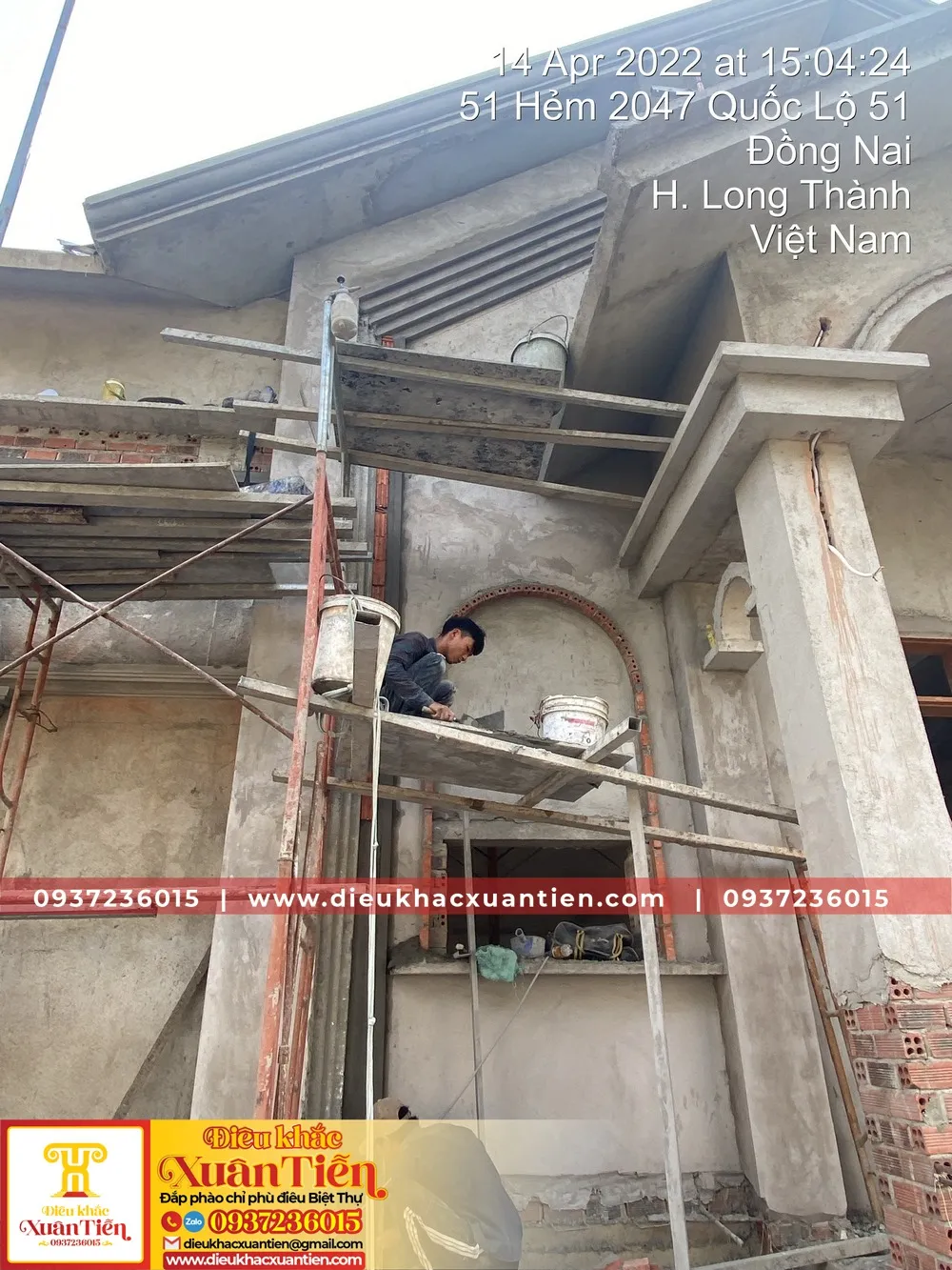 Mẫu phào chỉ trần nhà đang được phun sơn hoàn thiện để tăng vẻ đẹp thẩm mỹ