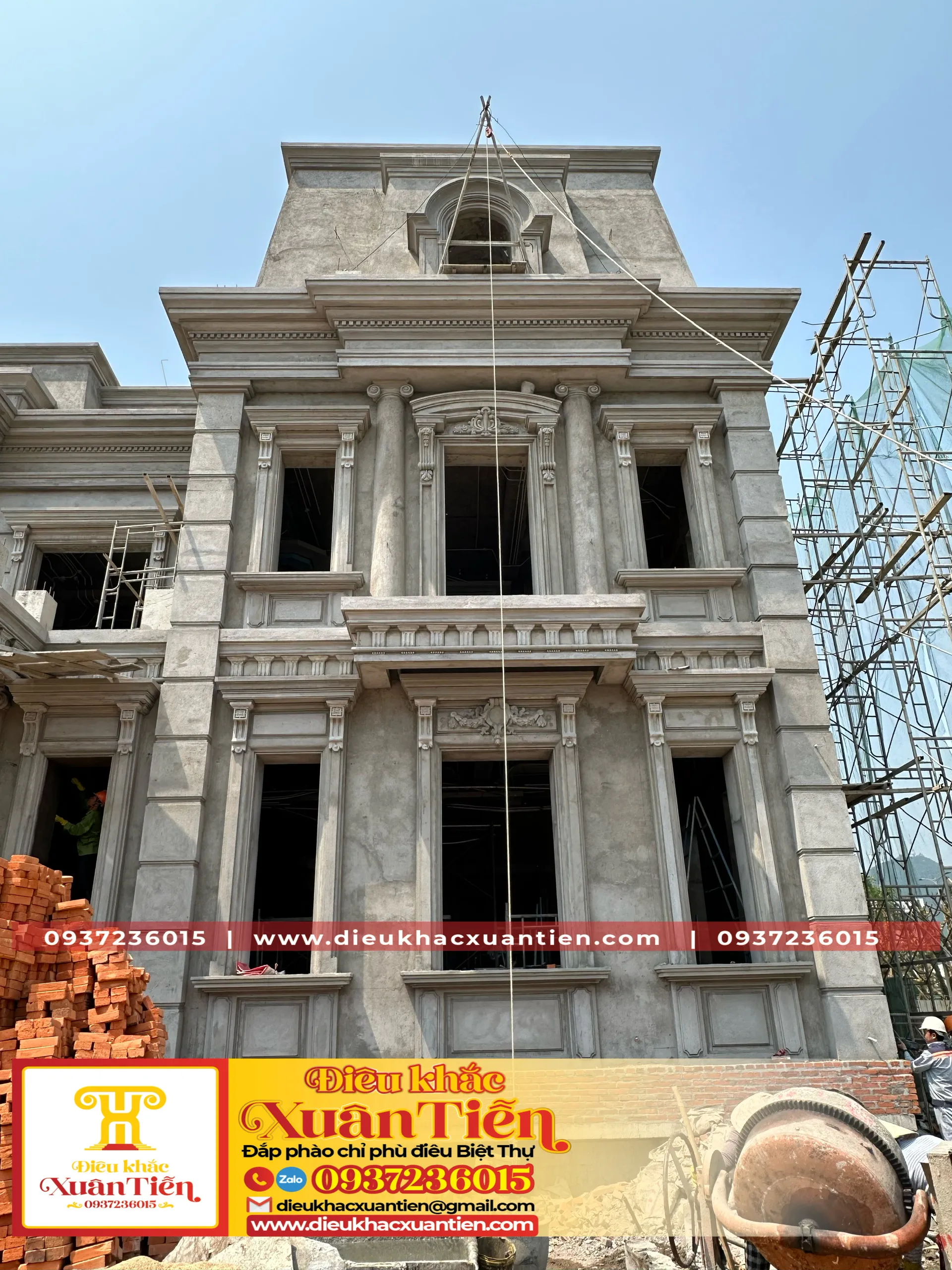 Đội ngũ thợ đang thực hiện lắp đặt phào chỉ trên cao bằng hệ thống giàn giáo an toàn