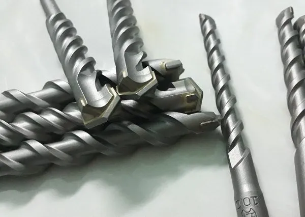 Thao tác lắp mũi chuẩn cho máy khoan động lực