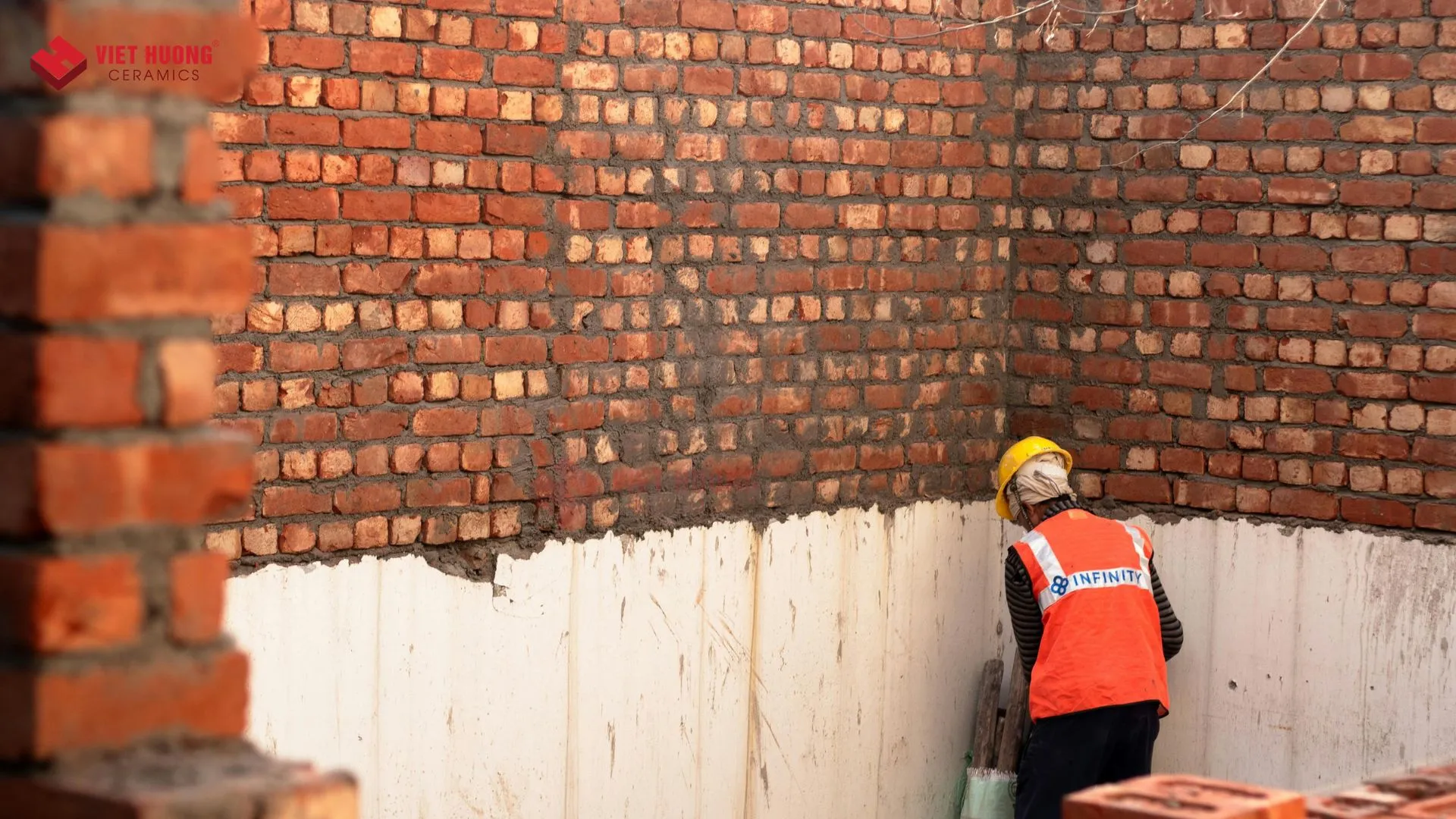 Xây dựng tường gạch đặc 20cm đòi hỏi lượng xi măng lớn để đảm bảo kết cấu