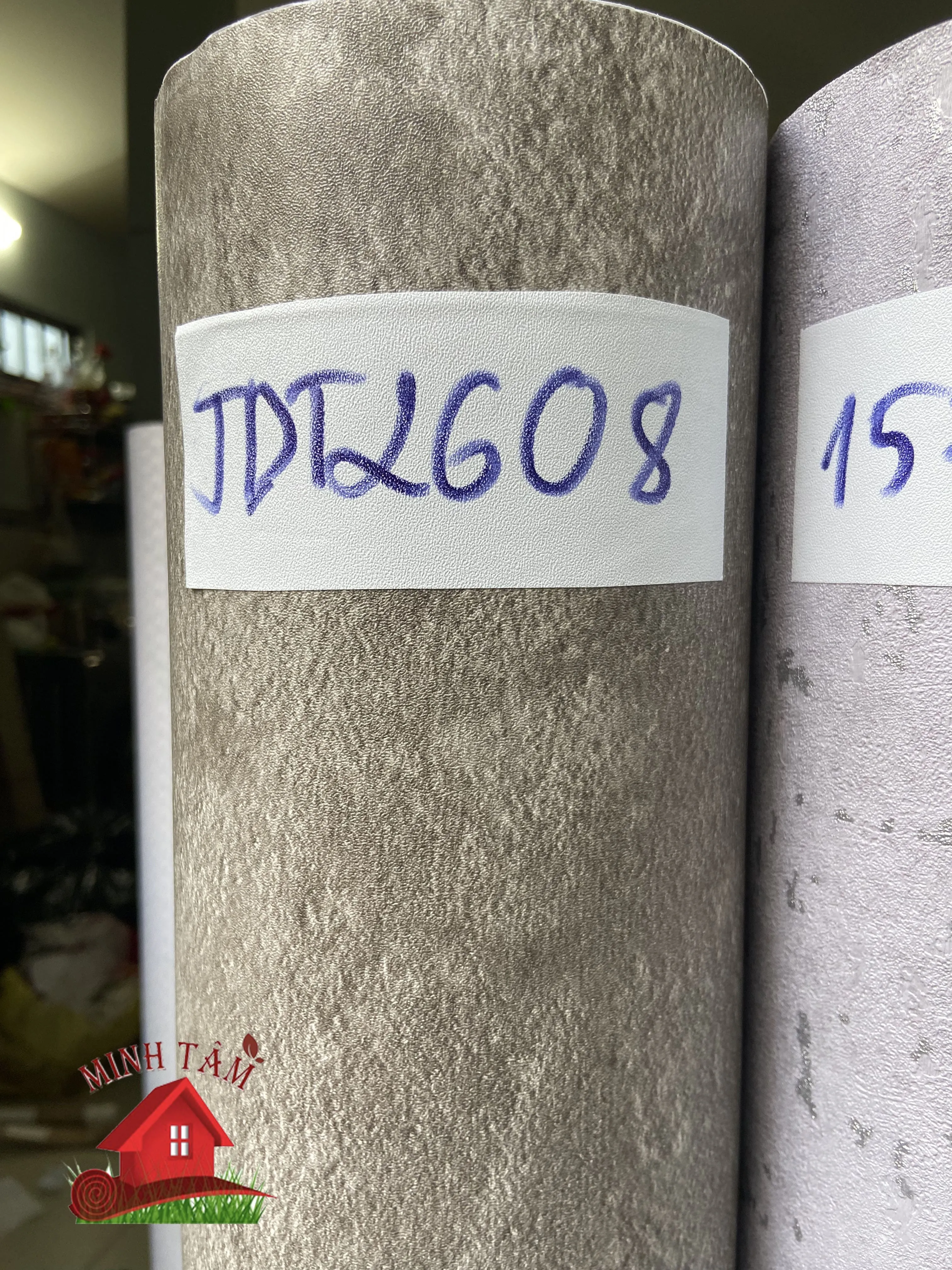 Decal dán tường giả xi măng là lựa chọn thông minh cho các dự án cải tạo nhanh