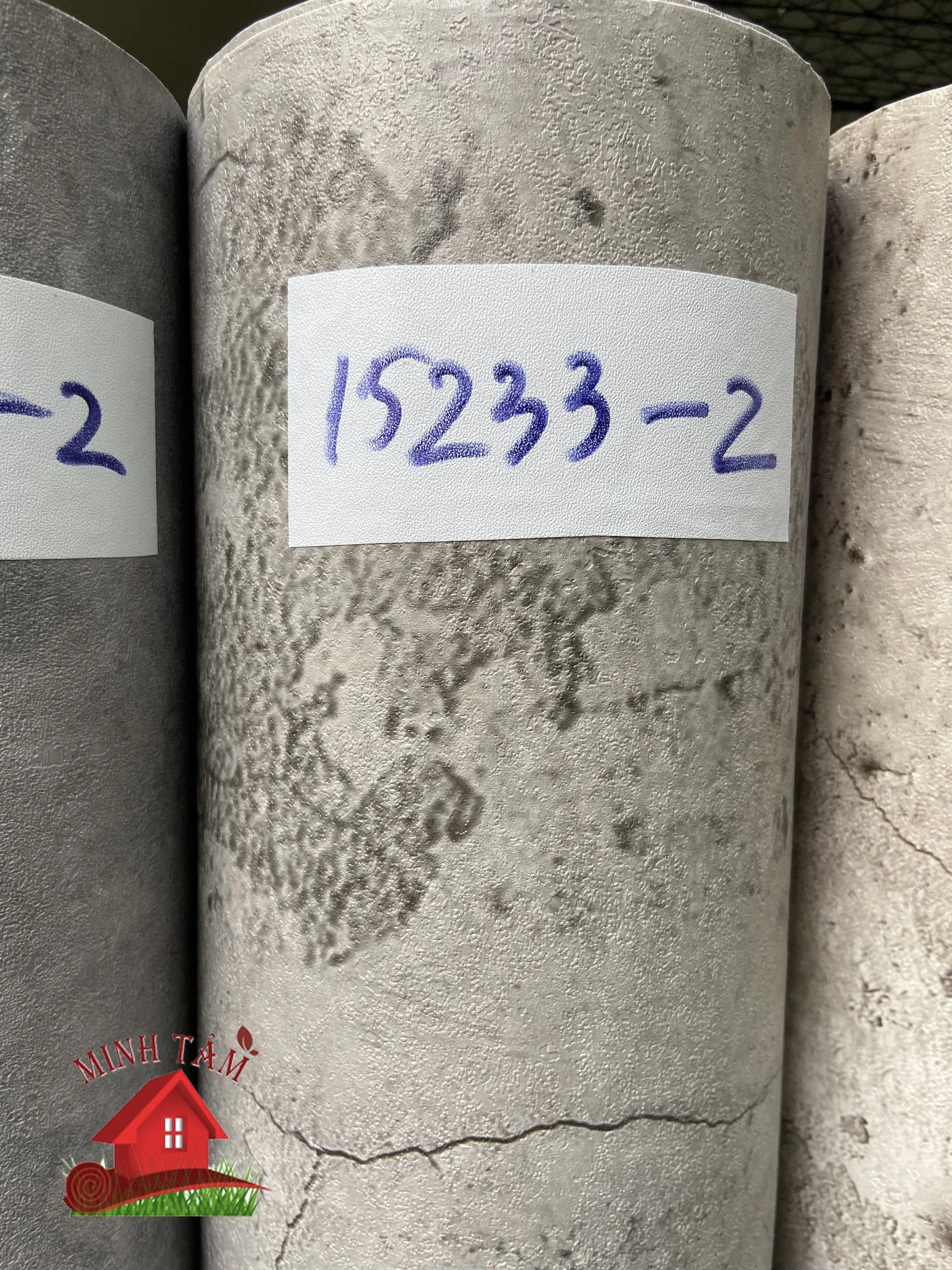 Ứng dụng decal xi măng để làm mới đồ nội thất cũ trong gia đình