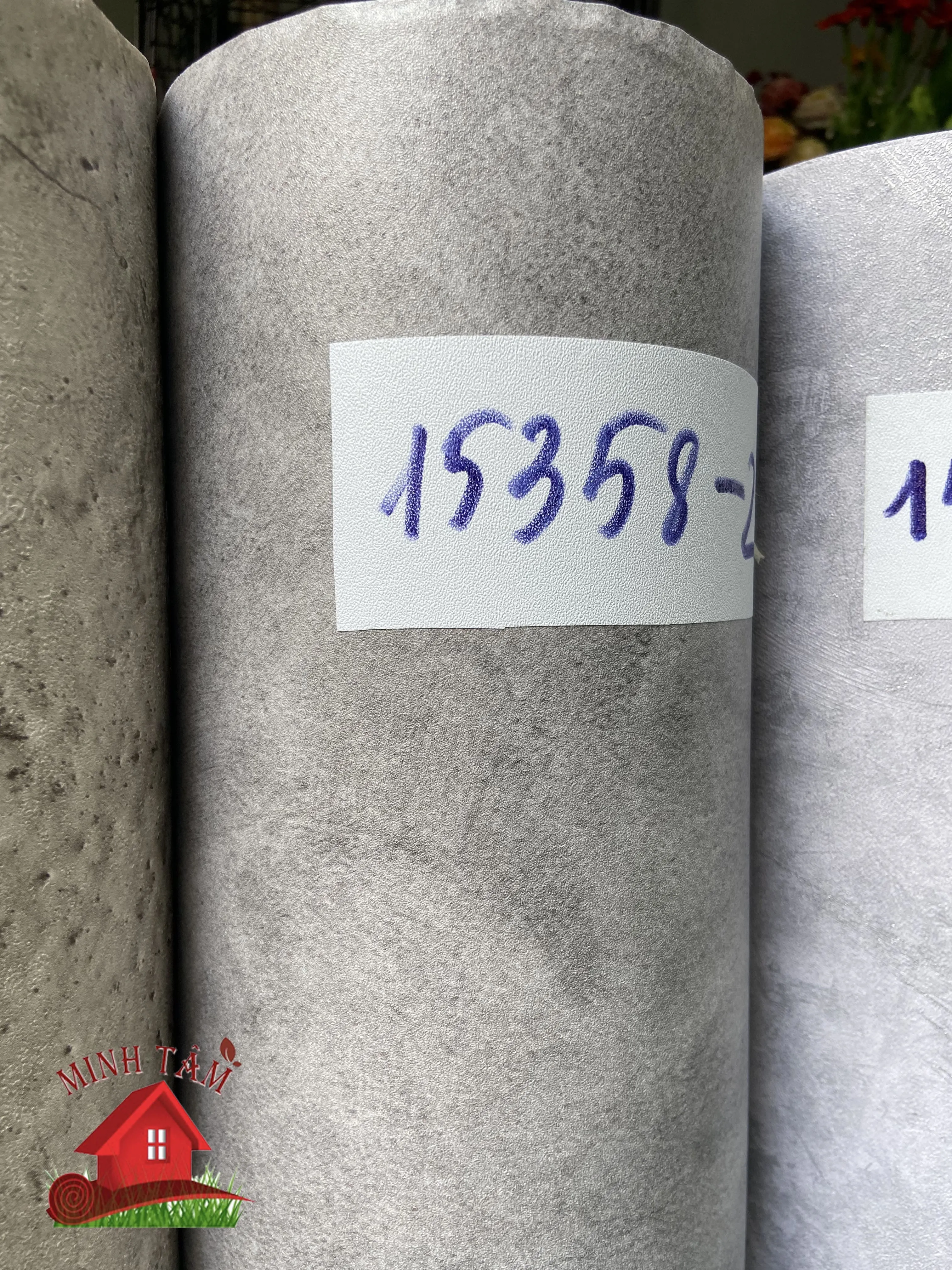 Kiểm tra kỹ vân và màu sắc decal xi măng trước khi tiến hành thi công