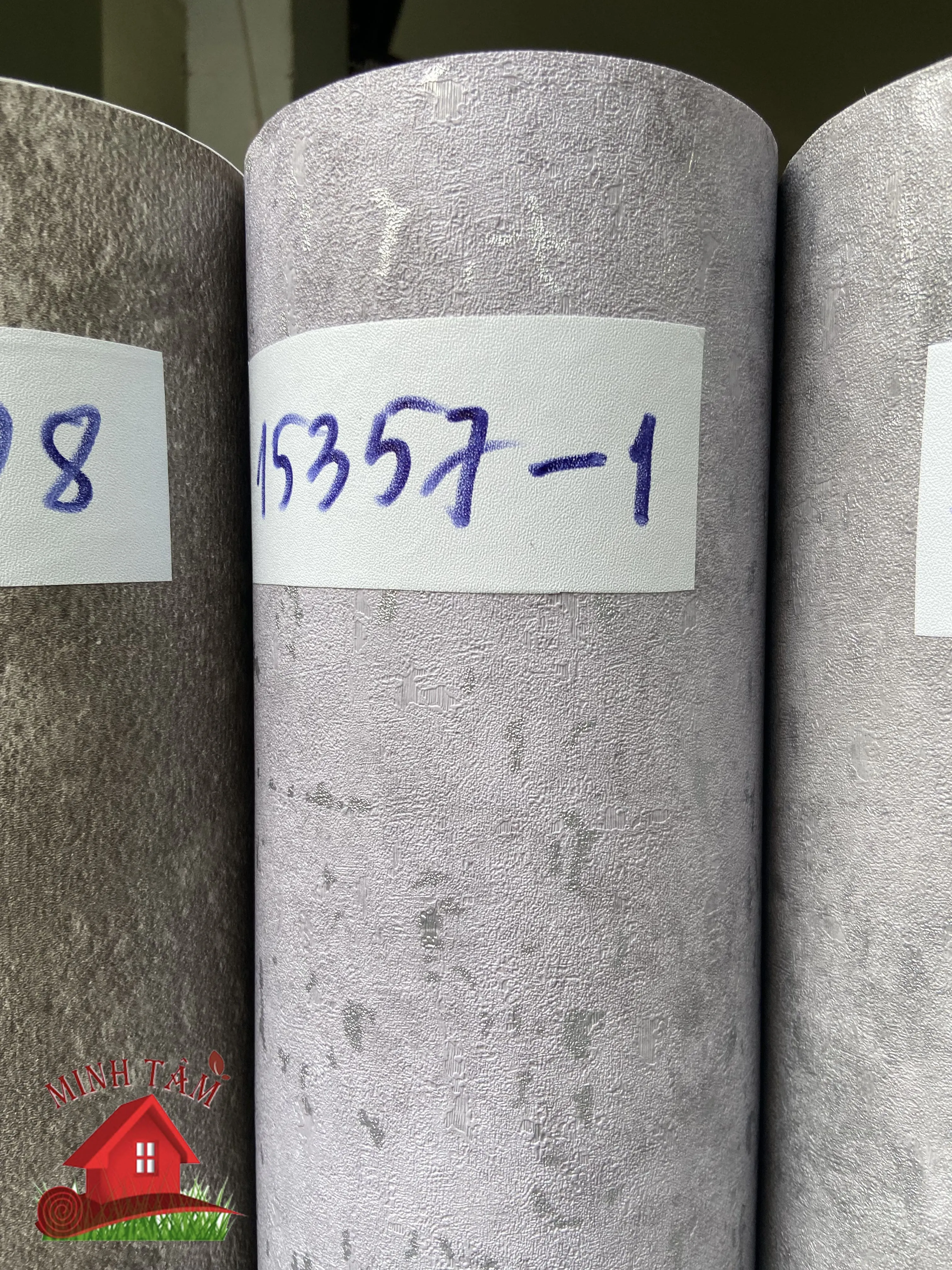 Cách sử dụng dụng cụ gạt để làm phẳng bề mặt decal khi dán lên tường