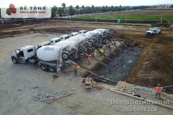 Xe bồn chuyên dụng đang vận chuyển và chuẩn bị đổ bê tông tươi tại một công trình xây dựng dân dụng