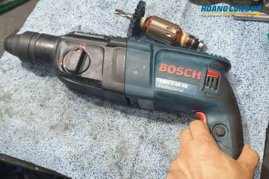 Kiểm tra công tắc máy khoan