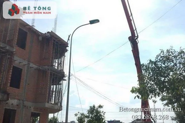 Toàn cảnh mặt bằng nhà xưởng tại Quận 2 đã hoàn thiện xong công đoạn cán mặt bê tông mác 250