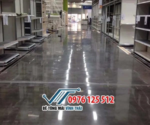 Nhân viên thực hiện vệ sinh sàn trước khi bàn giao