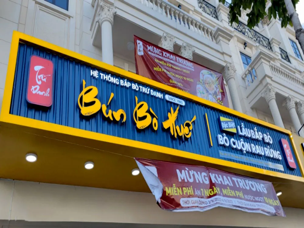 Biển quảng cáo chất liệu Mica màu