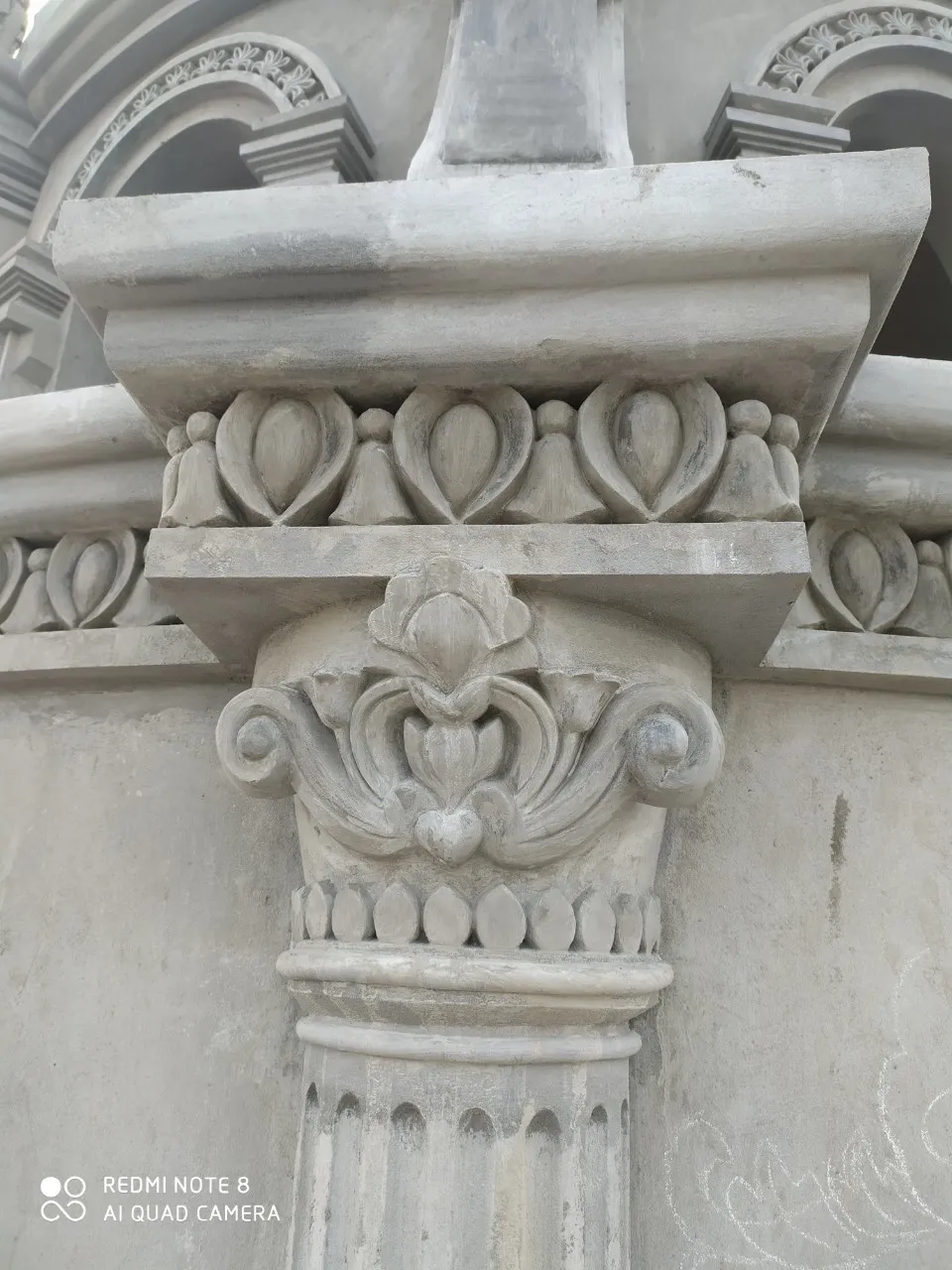 Họa tiết đầu cột được đúc tỉ mỉ thể hiện sự tinh xảo trong tay nghề sản xuất