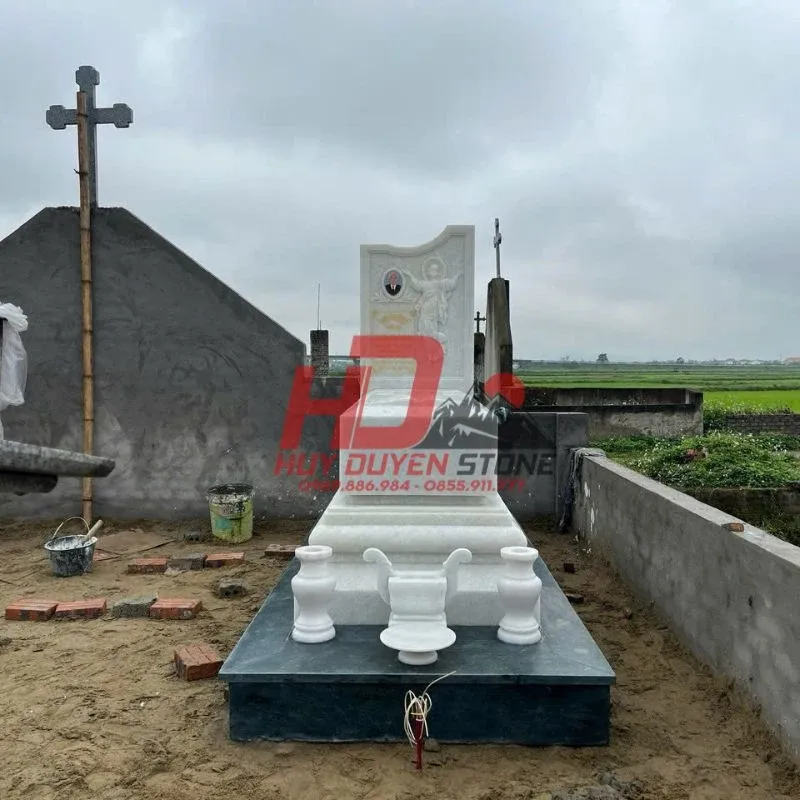 Mộ đúc sẵn theo phong cách công giáo