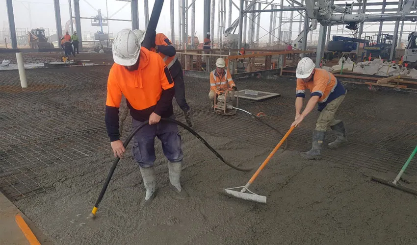 Máy đầm rung bê tông đang được sử dụng trên công trường