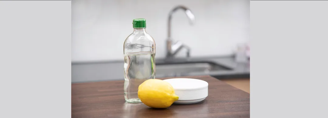 cách tẩy rong rêu trên nền xi măng bằng giấm pha loãng