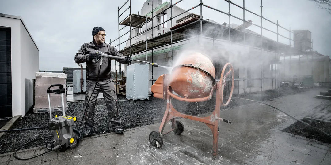 cách tẩy rong rêu trên nền xi măng bằng vệ sinh áp lực cao cho bề mặt bám dày