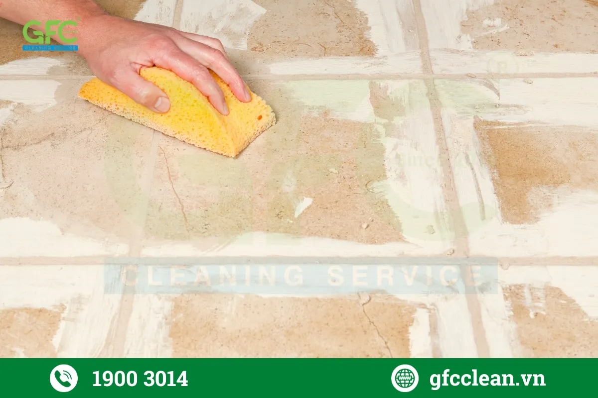 Bạn có thể dùng một miếng bọt biển đã ngâm giấm nhẹ nhàng chà lên vết bẩn xi măng mỏng trên sàn