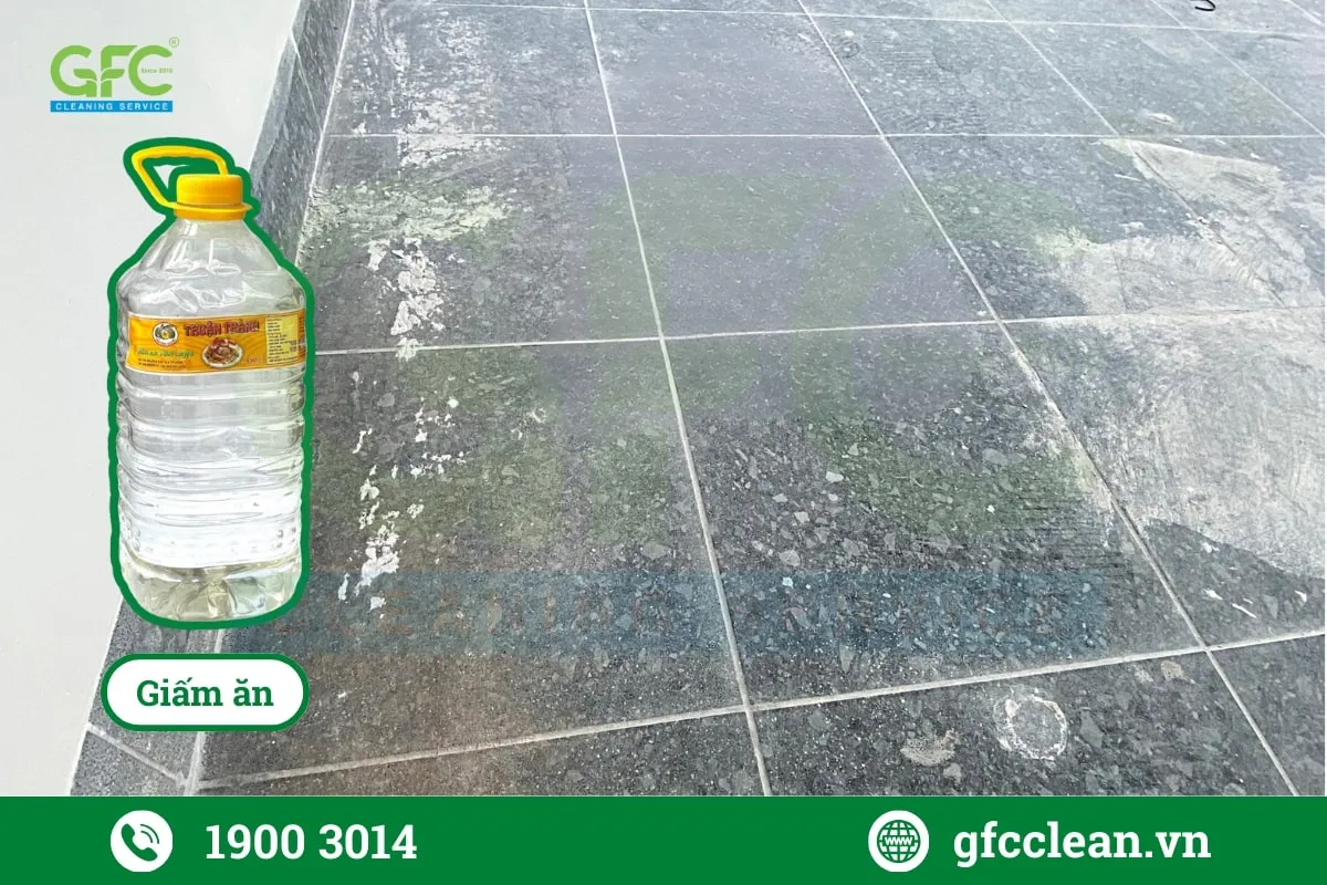 Giấm ăn có thể tẩy được các vết xi măng dính trên nền gạch