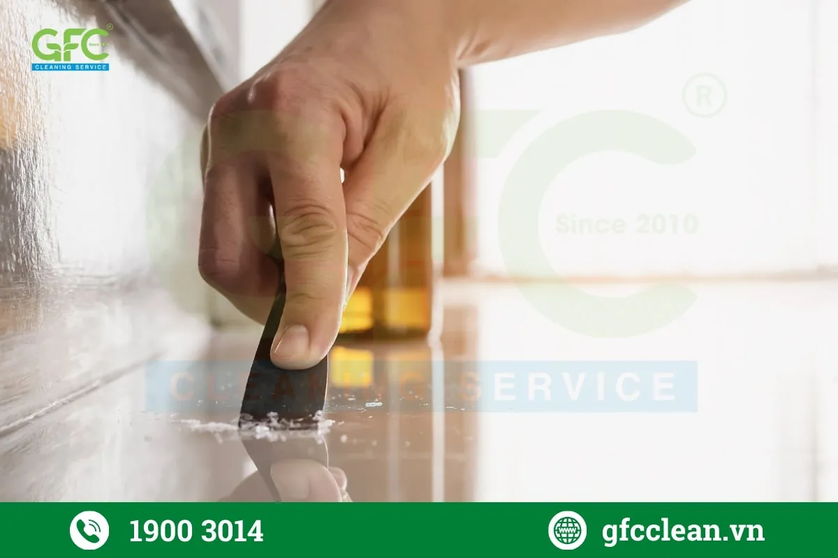 Cần phải cạo sơ các vết xi măng dày trên sàn trước khi dùng hóa chất làm sạch chúng