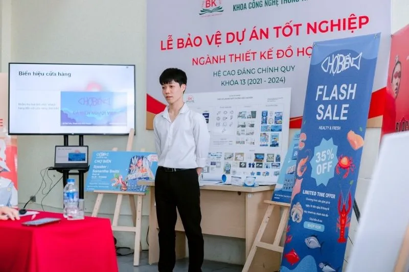 Nhóm sinh viên cùng nhau thảo luận và sửa lỗi bản vẽ phác thảo trong giờ học thực hành