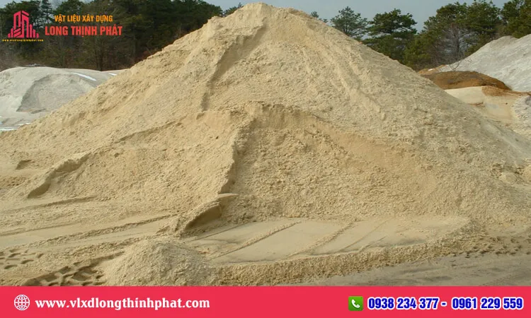 Kiểm tra thực tế độ sạch của cát vàng xây dựng trước khi nhập kho