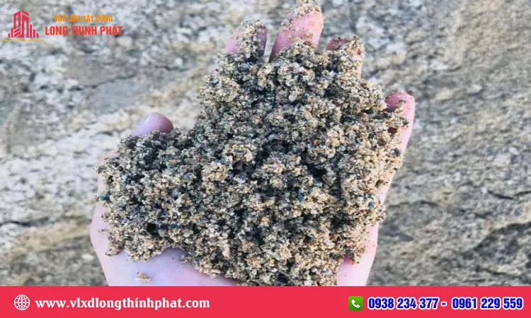 Phương pháp sàng lọc cát thủ công để tách bỏ sỏi và tạp chất lớn