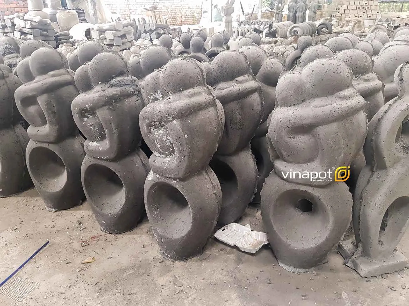 Sự kết hợp giữa ánh sáng và chậu xi măng tạo nên một không gian sân vườn lung linh huyền ảo