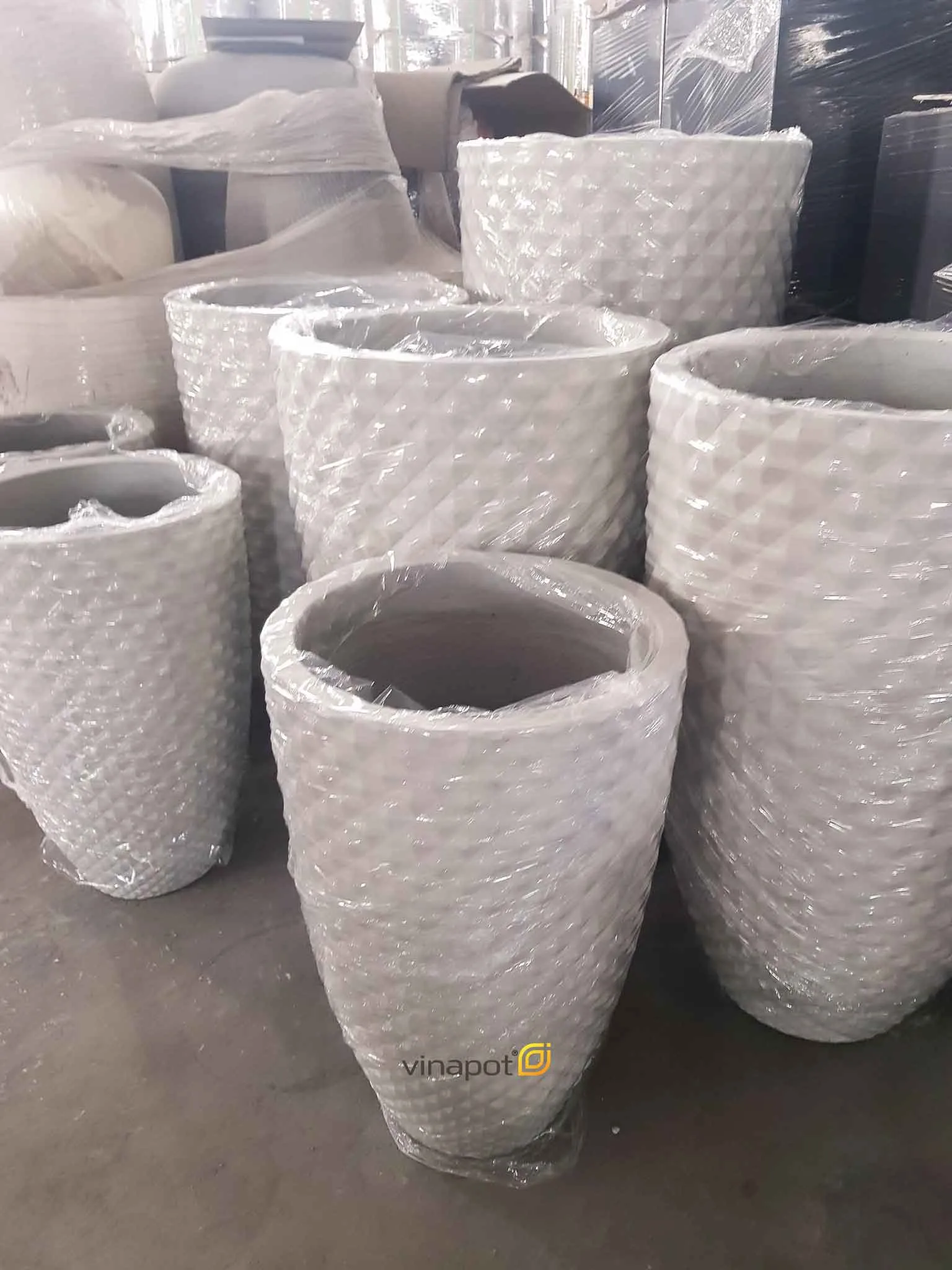 Mỗi chiếc chậu xi măng được đặt làm riêng đều trải qua quy trình kiểm soát chất lượng nghiêm ngặt