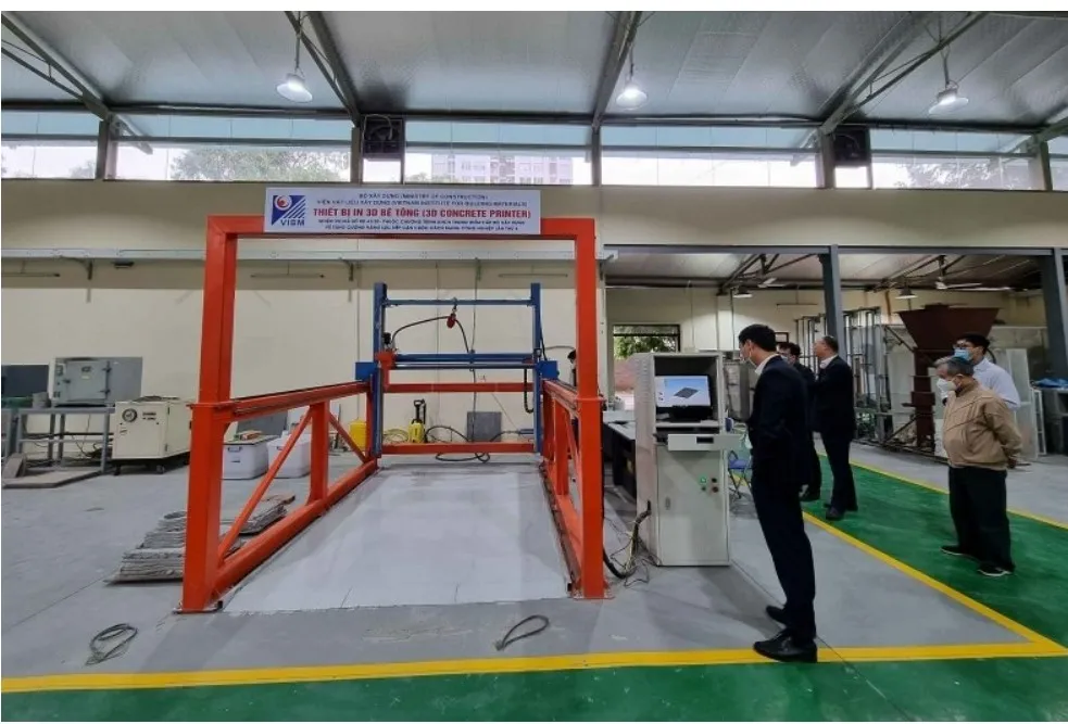 Hình ảnh người nhân viên đang ứng dụng công nghệ in 3D trong chế tạo vật liệu xây dựng