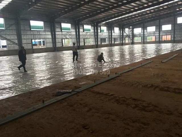 Lót màng PE chống thấm ngược cho sàn bê tông