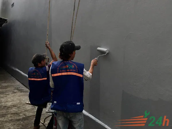 Tường ngoài bị thấm gây bong tróc nghiêm trọng