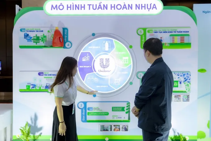 Đại diện Unilever Việt Nam giới thiệu về mô hình kinh tế tuần hoàn nhựa. Ảnh: Unilever Việt Nam