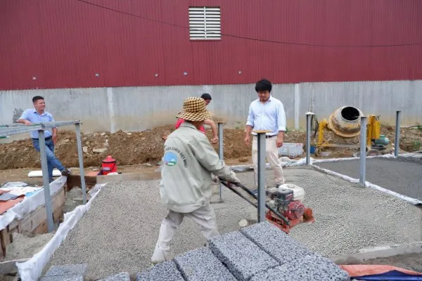 Sử dụng máy đầm bàn để lu lèn lớp đệm đá mạt trước khi tiến hành lát gạch