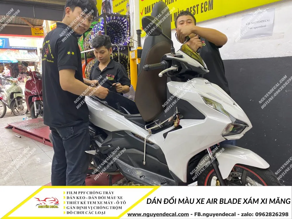 Chi tiết lớp decal màu xám xi măng bóng loáng trên thân xe Air Blade giúp bảo vệ lớp sơn gốc
