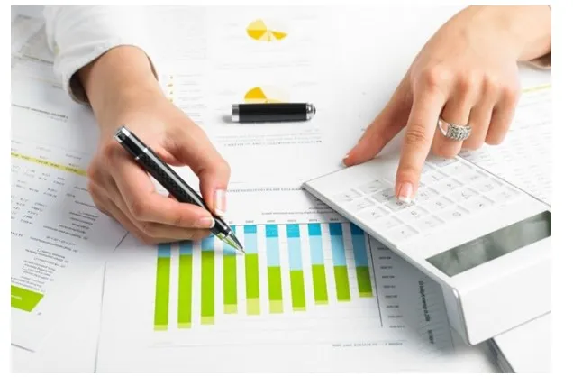 Hình ảnh người phụ nữ đang kiểm tra lại hàng tồn kho, tính toán lại chi phí