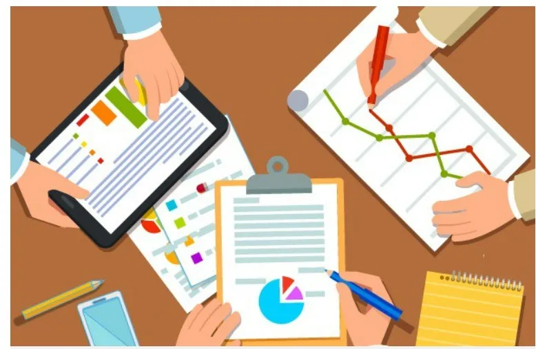 Hình ảnh một nhóm người nhân viên đang họp team và đánh giá lại và cải tiến quy trình quản lý nguyên vật liệu