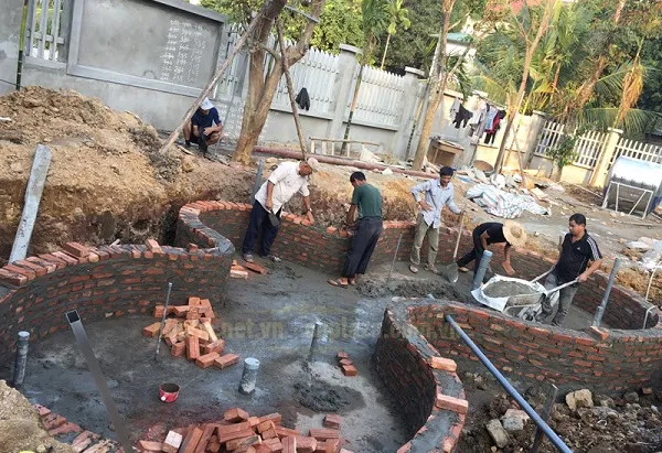 Kỹ thuật xây dựng thành hồ bằng gạch thẻ đảm bảo độ bền vững cho kết cấu