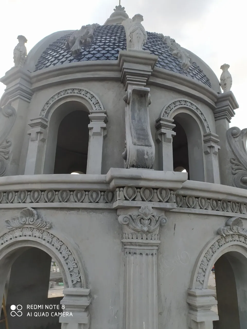 Đầu cột bê tông vuông với họa tiết hoa văn phong cách cổ điển