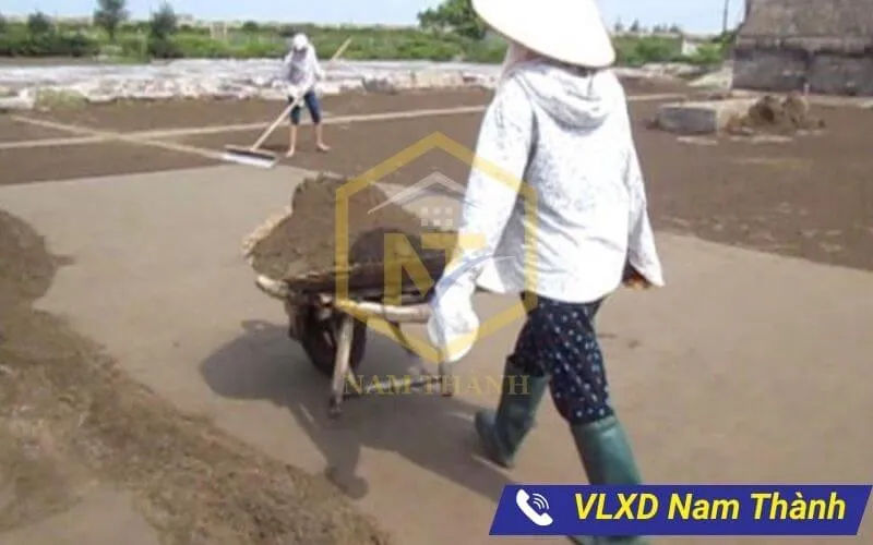 Đẩy cát bằng xe rùa