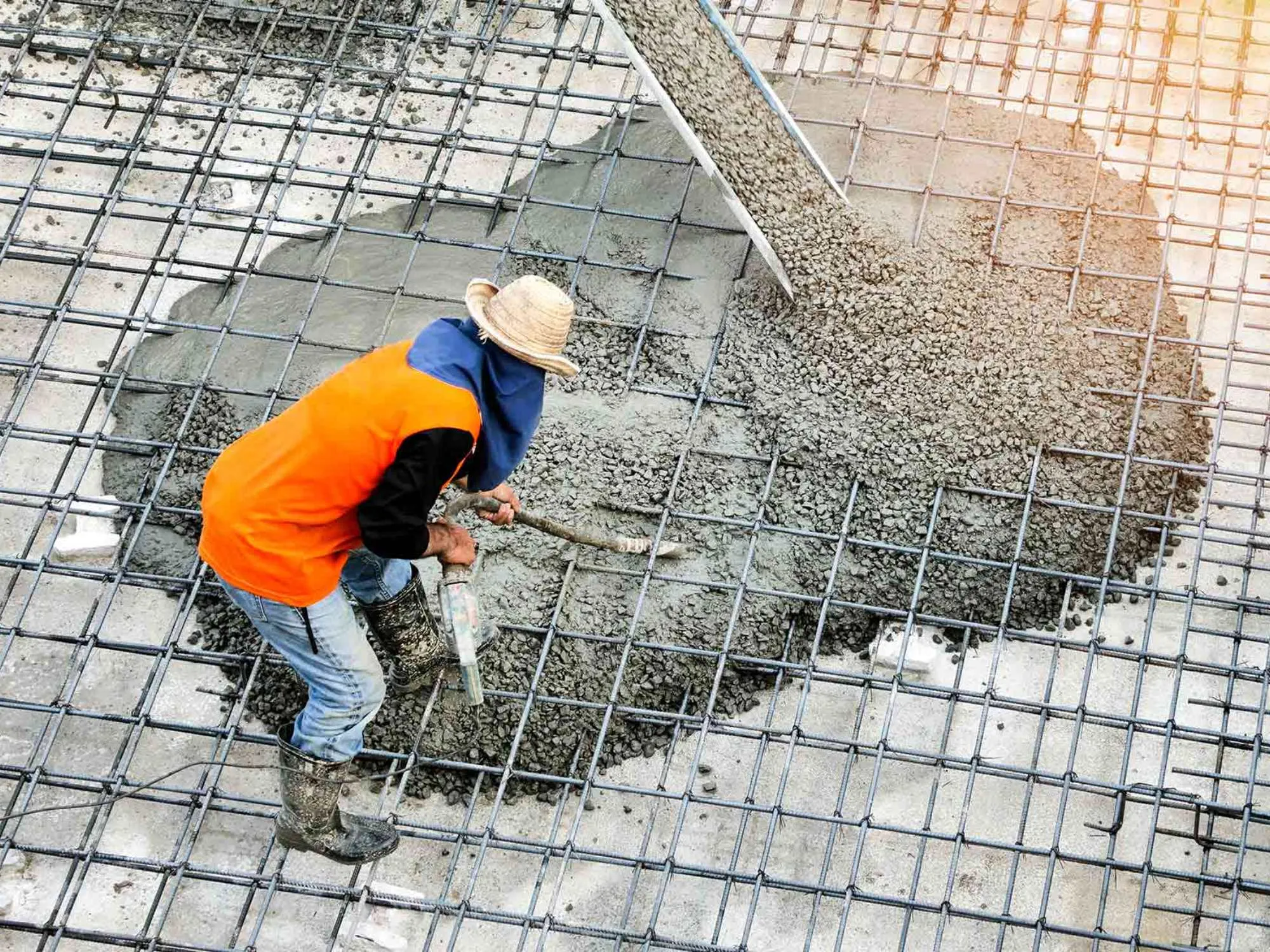 Hệ thống bơm bê tông chuyên dụng đang chuyển hỗn hợp lên bề mặt sàn mái cao tầng