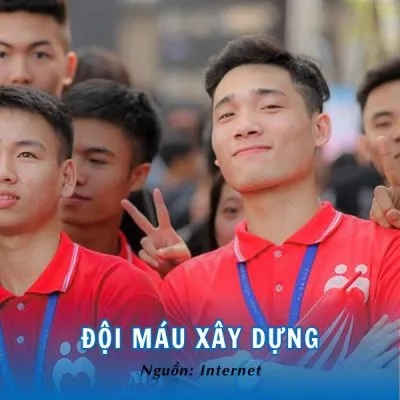 Kiểu áo polo của đội máu xây dựng trong sắc đỏ nổi bật