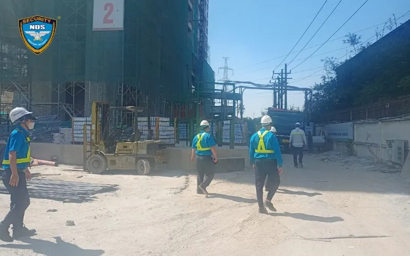 Bảo vệ Ngày và Đêm khảo sát thực tế công trình xây dựng