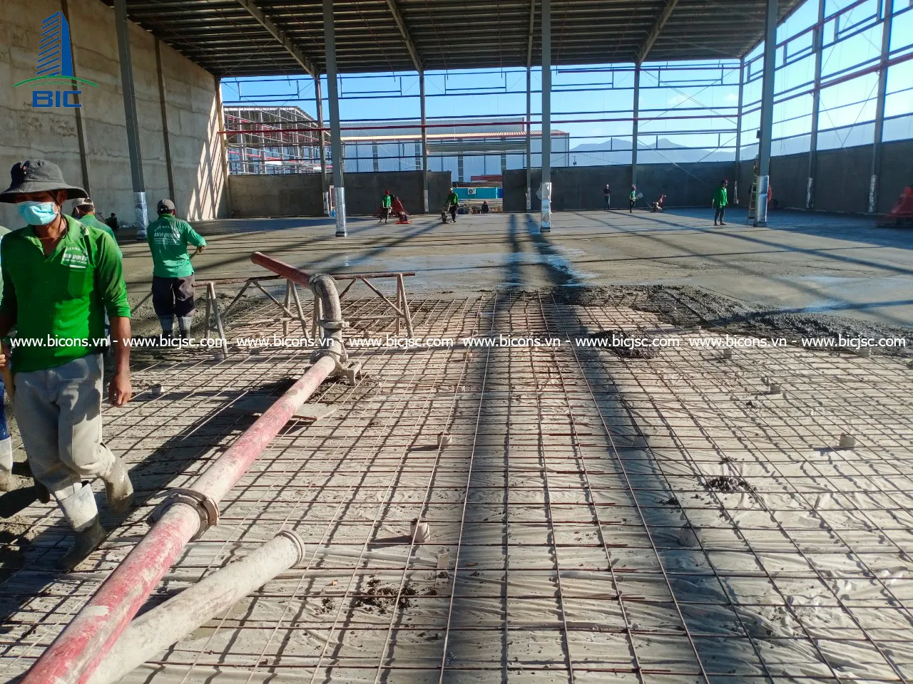 Công nhân đang tiến hành san lấp và đầm nền mặt sàn bê tông nhà xưởng