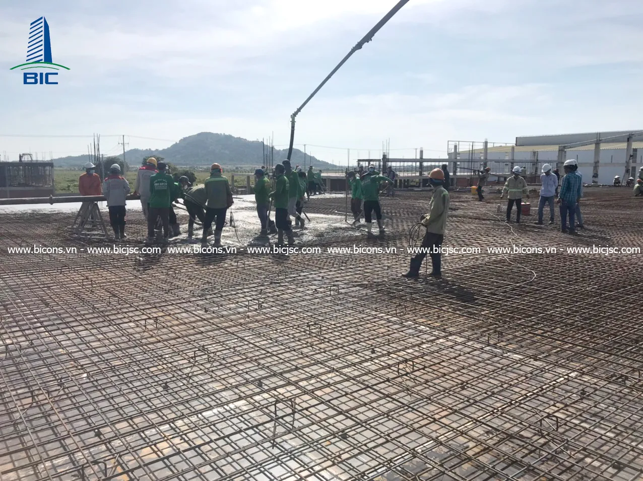 Hệ thống dầm thép và sàn bê tông đang trong quá trình lắp đặt hoàn thiện