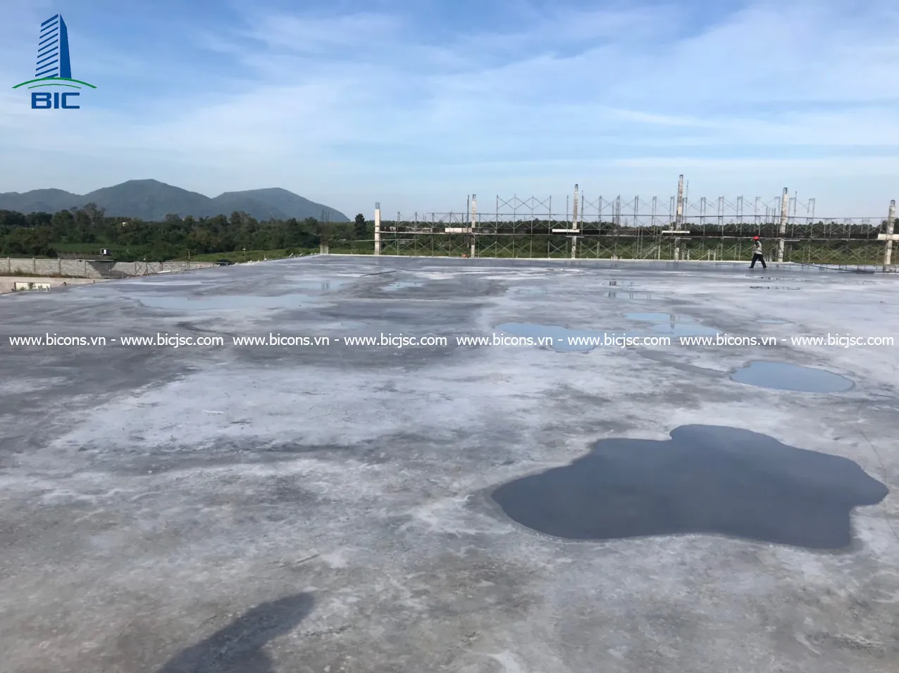 Xe bồn trộn bê tông đang cung cấp vật liệu trực tiếp tại công trường xây dựng