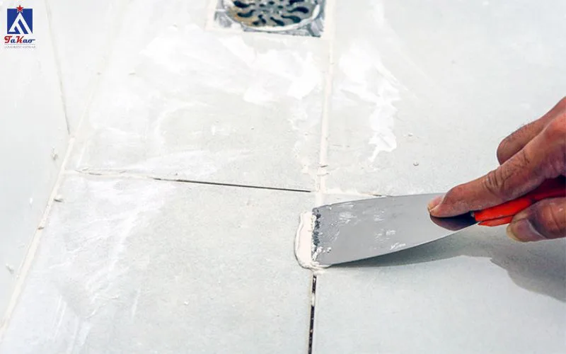 Cạo xi măng trên gạch bằng dao cạo sàn Dùng vật cứng cạo xi măng trên gạch cần nhẹ nhàng