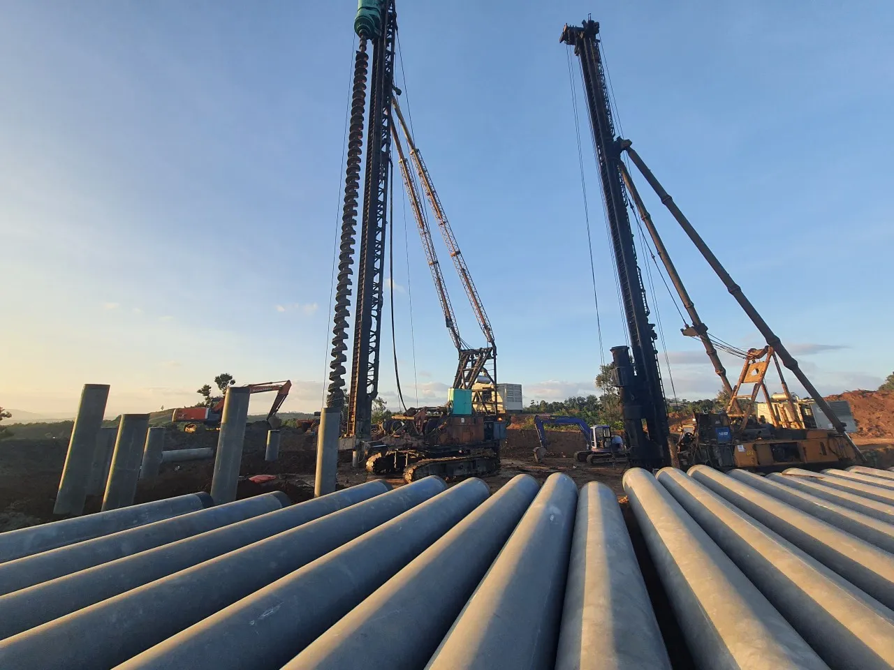 Hệ thống giá ép cọc bê tông hiện đại với kích thủy lực 200 tấn